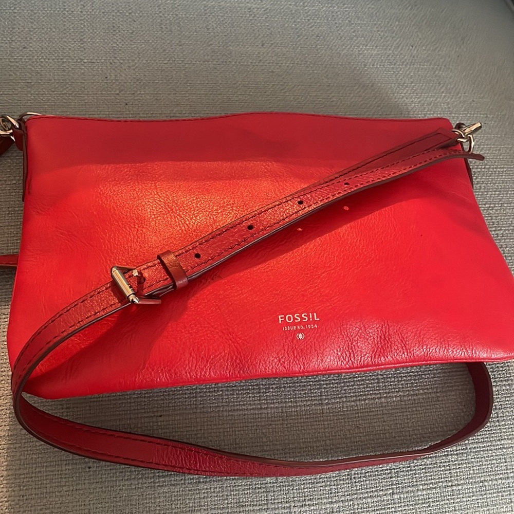 FOSSIL TWO-TONE RED PEBBLED LEATHER CROSSBODY PURSE W/Wallet Feature Inside